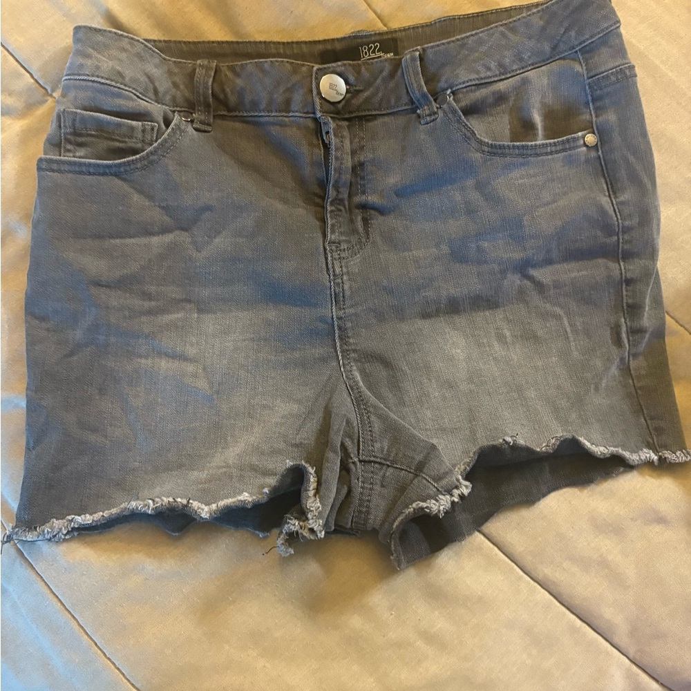 1822 Denim Gray Jean Shorts with Frayed Hem